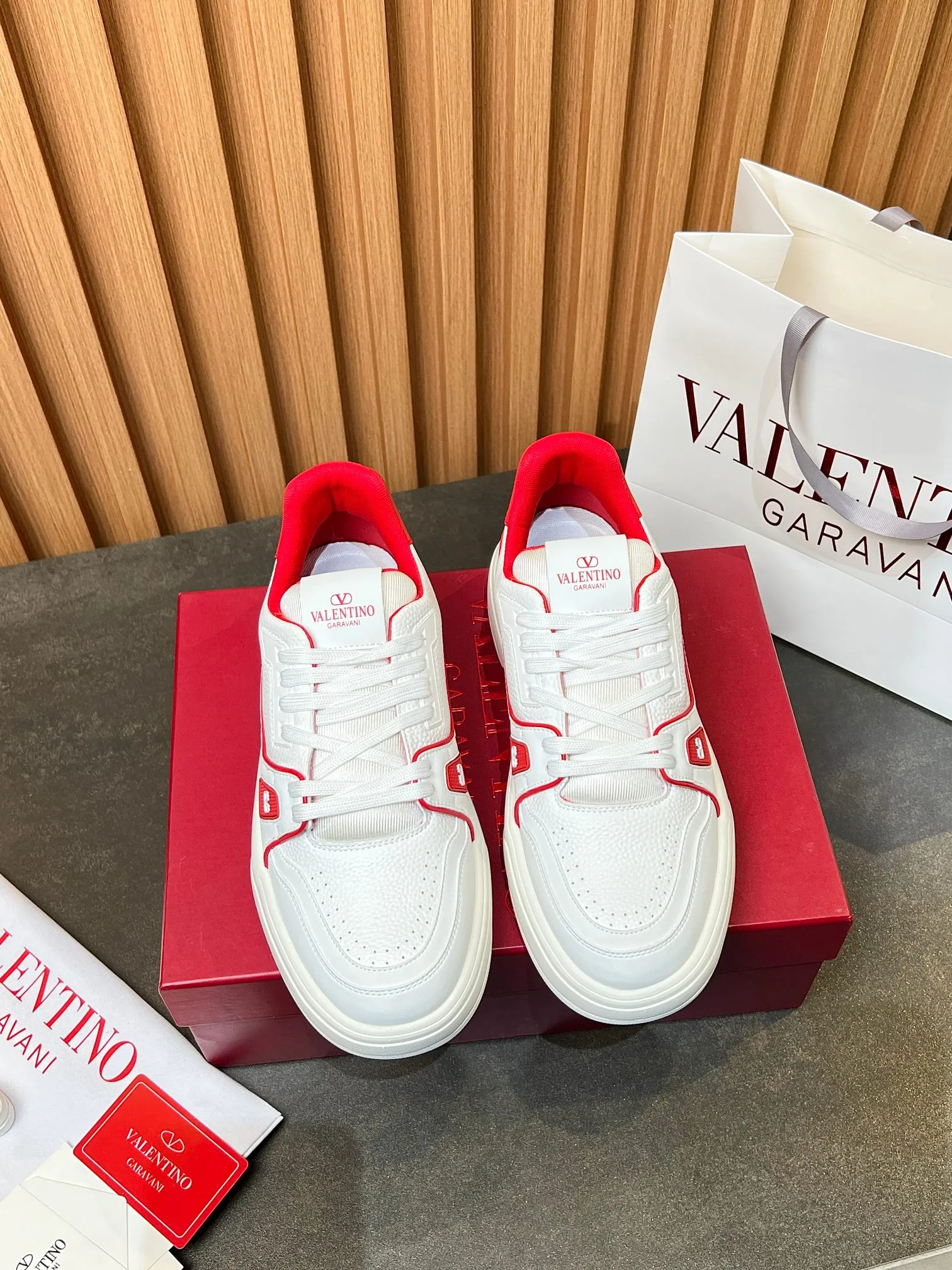 👟👟Ex-factory price 680👟👟 𝑽𝒂𝒍𝒆𝒏𝒕𝒊𝒏𝒐Valentino 𝑶𝒏𝒆𝑺𝒕𝒖𝒅 Couple's sneaker series Valentino 2025 latest couple's sneakers same style for celebrities Hot sale. The original ZP was purchased and dismantled. Repeated printing and modification. Trying to restore the original version 1:1! Top luxury masterpiece, soft and comfortable, combining fashion and leisure, bringing excellent and elegant texture and excellent on-foot comfort. Top purchasing version upper: imported calfskin surface/original oil edge craftsmanship. Lining: water-dyed cowhide lining. Outsole: original development 𝐓𝐏𝐔 two-color combination outsole. Packaging: original configuration complete package. Code number: 34-44